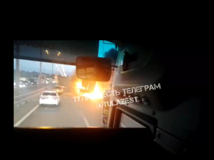 В соцмедиа выложили видео горящей фуры на М-2 под Тулой