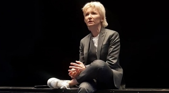 Диана Арбенина на презентации показала стильный костюм и причёску: видео