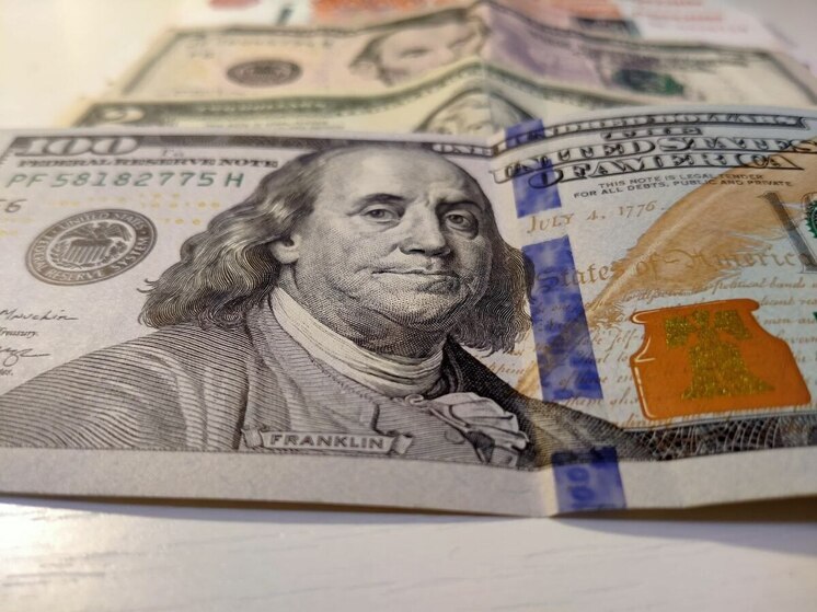 Новосибирцы пожаловались на дефицит долларов нового образца перед отпуском