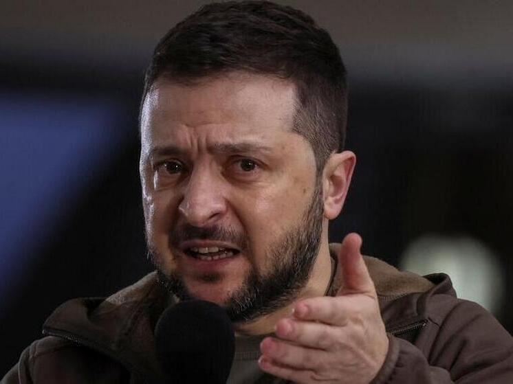 Глава киевского режима Владимир Зеленский продолжает гастролировать со своими политическими шоу по миру, выступив с очередным Анкаре и заявив, что не собирается признавать Крым и другие вступившие в состав РФ регионы российскими