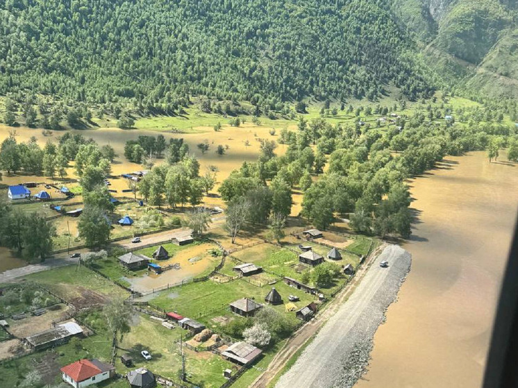 В селе Балыкча Улаганского района Республики Алтай паводковые воды подступают к жилым домам