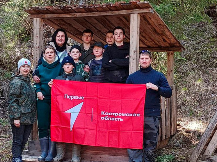 Активисты «Движения первых» благоустроили родник в Парфеньевском районе