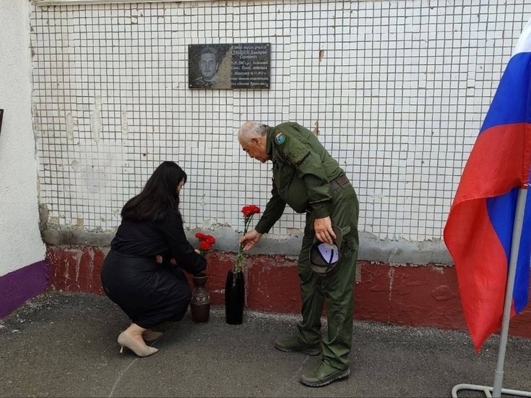 В Снежном увековечили память защитника Донбасса