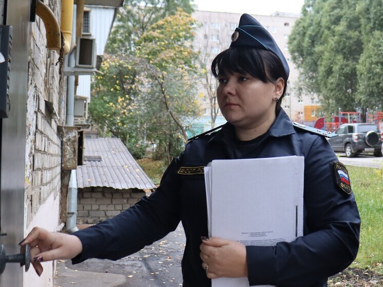 В Самаре приставы переселили мужчину из аварийного дома в новую квартиру