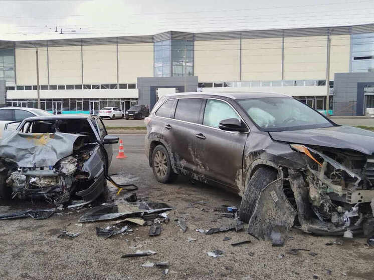 Два автомобиля столкнулись на Окружном шоссе в Вологде