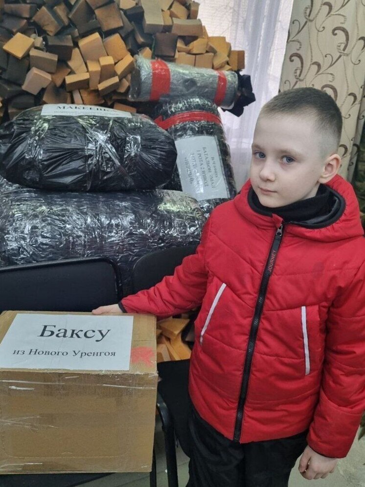 В Новом Уренгое семья собрала посылку для котенка, которого на фронте завели ямальские бойцы СВО