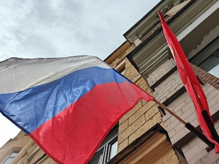 Петербургские подростки сорвали флаги с жилого дома