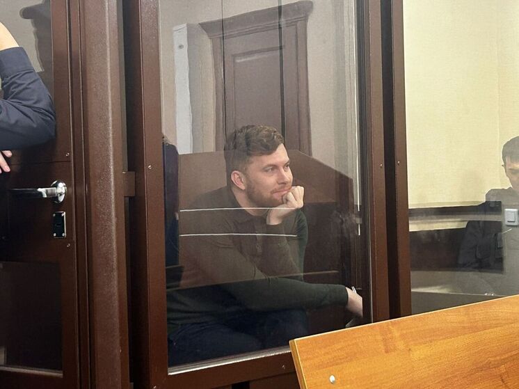 В Центральном районном суде 16 мая начались прения сторон по делу экс-замглавы Барнаула Антона Шеломенцева. Прокурор запросила 11 лет лишения свободы экс-чиновнику по двум эпизодам взяточничества. Также сторона обвинения попросила освободить подсудимого от наказания за легализацию денежных средств в связи с истекшим сроком давности.

