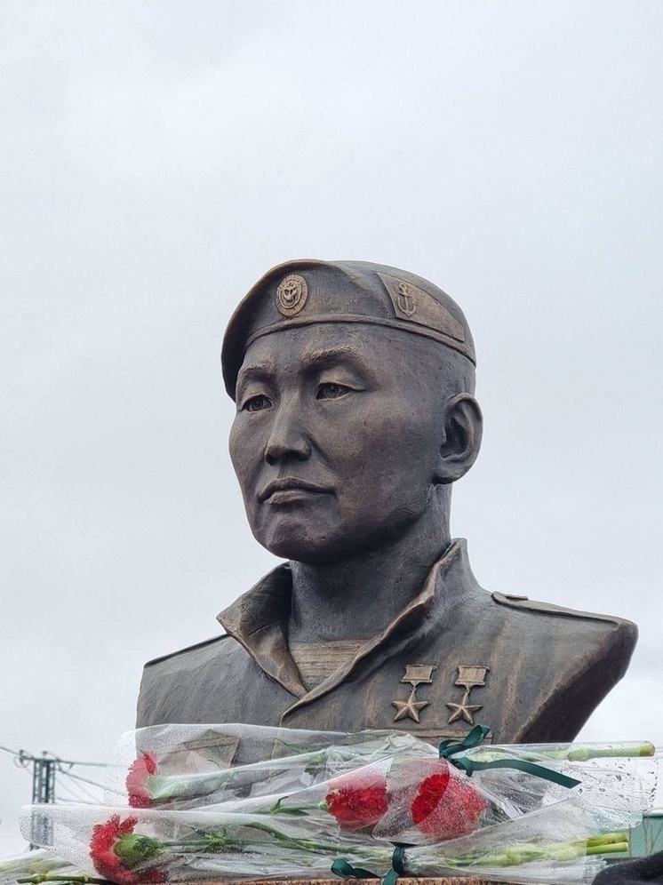 В Якутии открыли бюст Героя России и ДНР