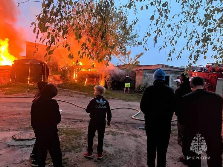 23 человека эвакуировали во время пожара в Великих Луках