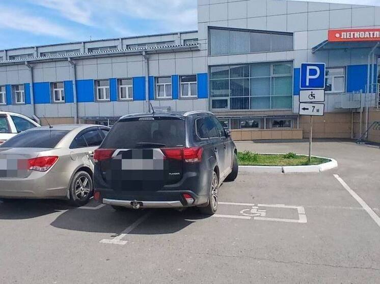 После жалоб министру МВД в Абакане наказали автохамов на парковках