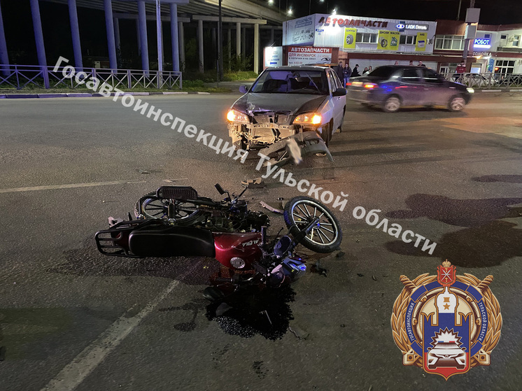 В Новомосковске водитель Chery не пропустил юношу на мопеде и снес его