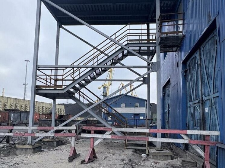 В Мурманске работник морского порта сорвался с высоты и получил серьезную травму