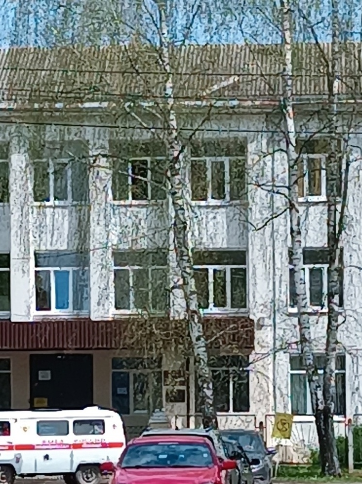 В Тверской области над входом в школу заметили неопознанный предмет