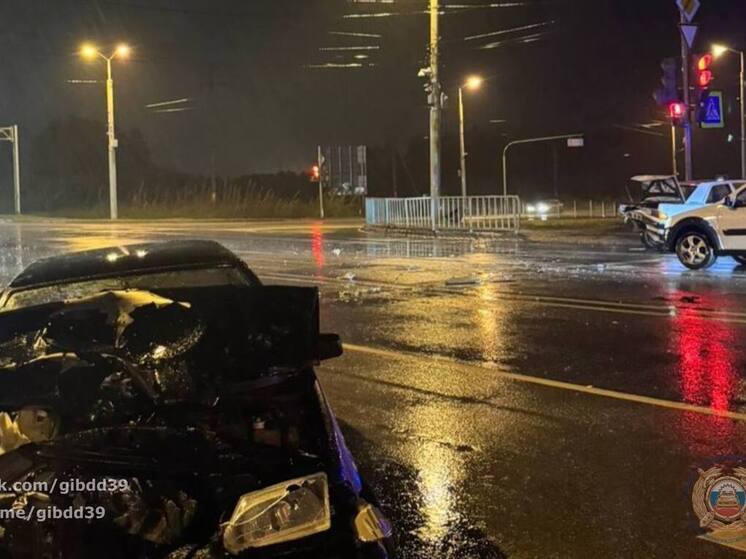 В Калининграде нетрезвый водитель влетел в другую машину на светофоре