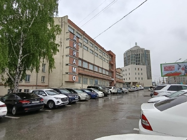 В Новосибирске возле СК «Динамо» убрали платную парковку для авто