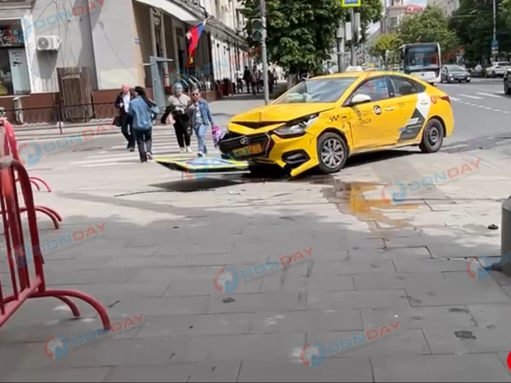 В Ростове около здания ФСБ таксист снес дорожный знак