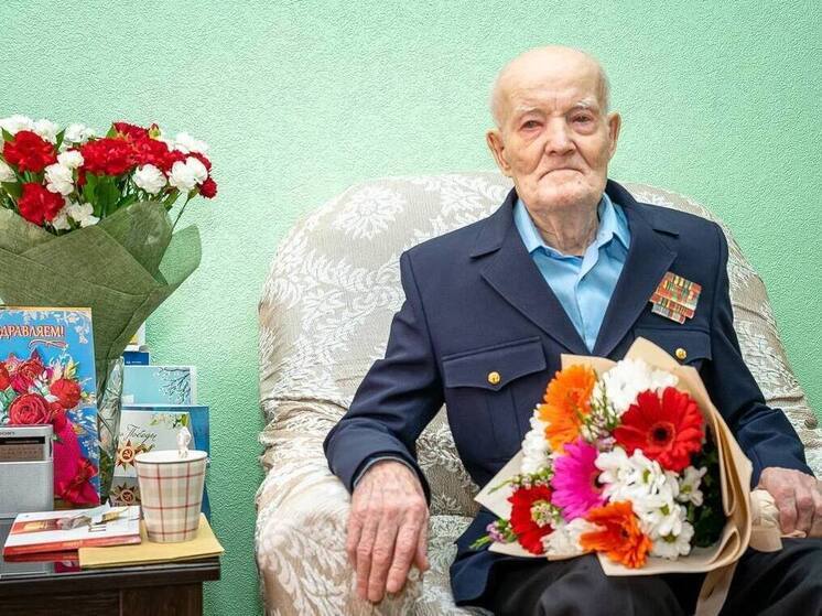 Единственный в Салехарде фронтовик Николай Шакуров отмечает 99-летие