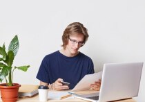 26-летний житель Бийского района перевел аферистам почти 60 тысяч рублей. Злоумышленники под видом симпатичной девушки выманили у молодого мужчины под предлогом свидания на концерте. 