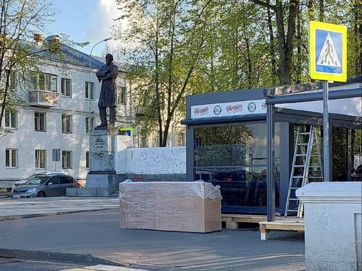 В Ярославле начали демонтаж пивного павильона у памятника поэту Некрасову