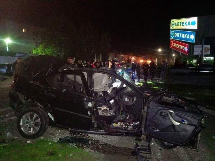 Страшная автомобильная авария произошла поздно вечером 15 мая в населённом пункте Бутурлиновка Воронежской области. Предварительно установлено, что причиной трагедии стал выезд 18-летней девушки на автомобиле марки Chevrolet Lanos с придомовой территории, которая проигнорировала приоритет движения другого транспортного средства Renault Logan (SR). 