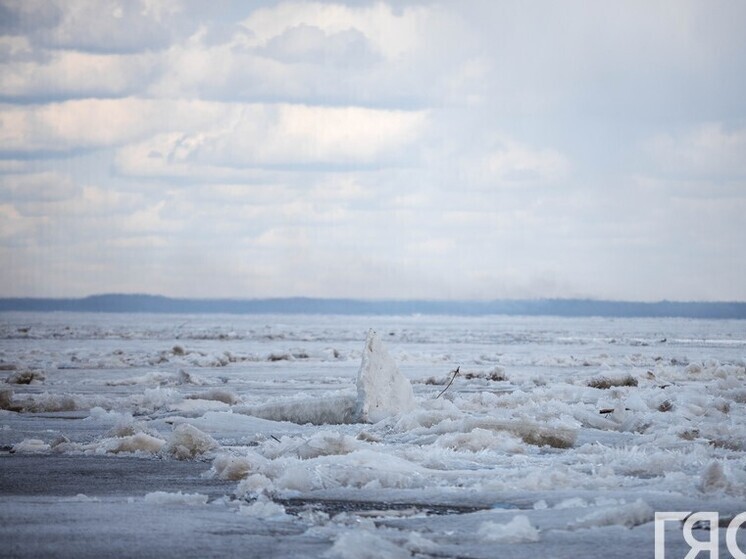 Продолжается ледоход на реке Лене от Табаги до микрорайона Кангалассы