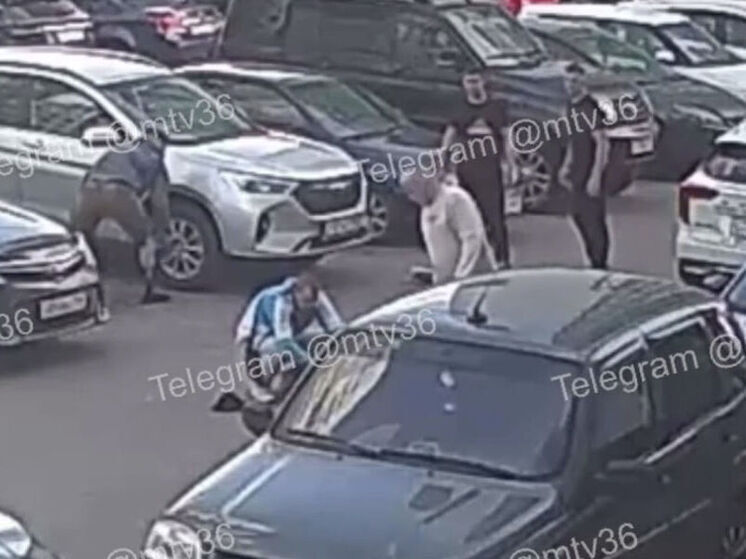 Воронежцы стали свидетелями массовой драки возле многоквартирного дома