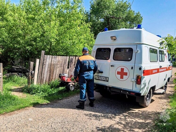 В Черлакском районе спасатели помогли доставить мужчину к медикам