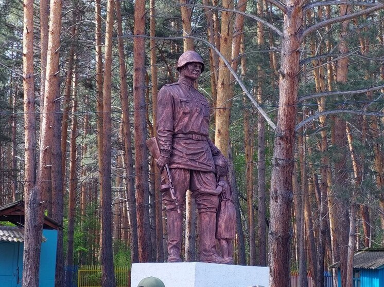 Глава Саяногорска открыл памятник «Воинам-защитникам» в Алтайском районе