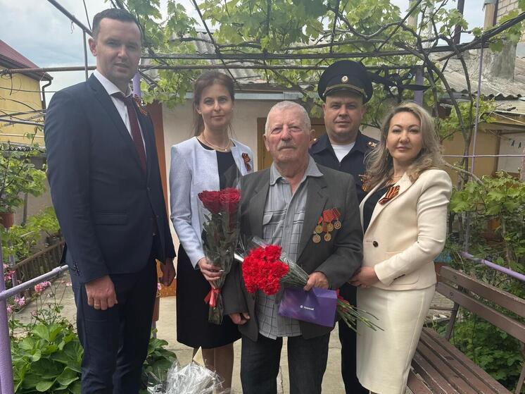 Сотрудники Банка Уралсиб поздравили ветеранов Геленджика с Днем Победы