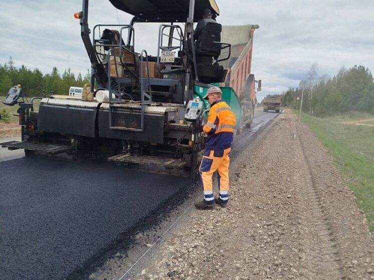 На дороге Котельнич – Даровской кипит работа: укладывают свежий асфальт