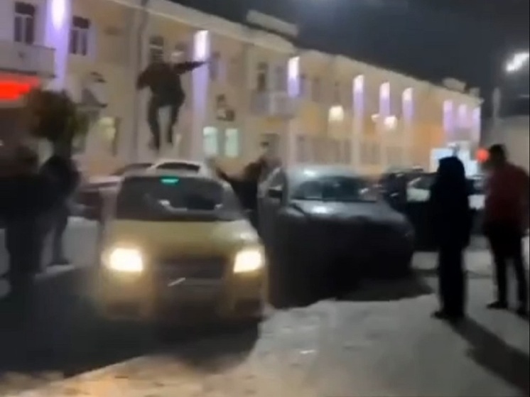 В Ярославле под суд пойдет гопник, прыгавший на крыше такси