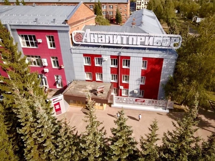 Василий Анохин поздравил завод «Аналитприбор» с юбилеем