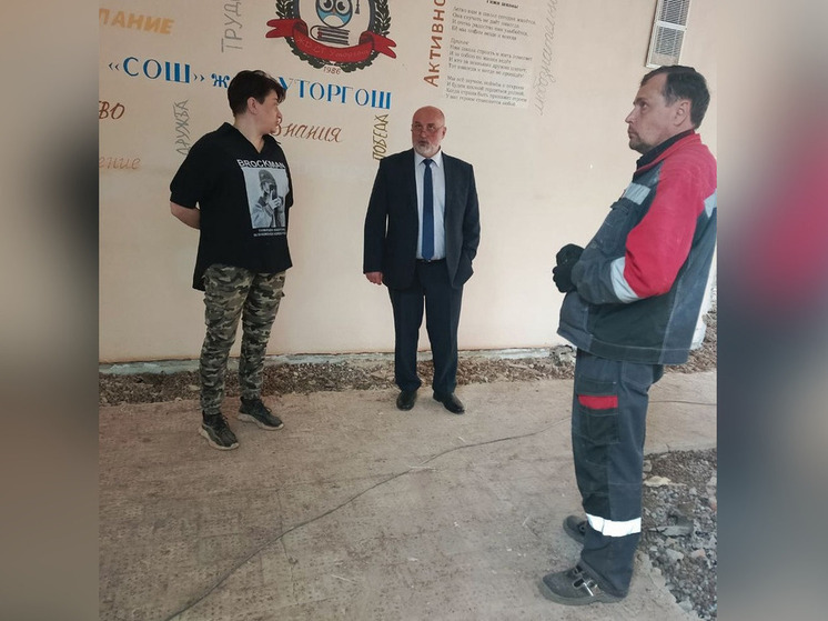 Глава Шимского района проконтролировал ремонт школы