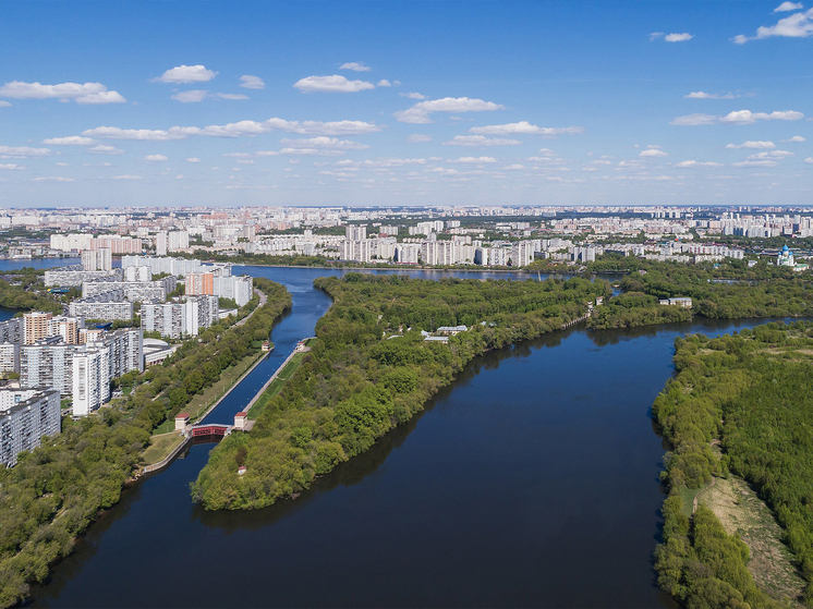 Первое здание появилось здесь в конце XIX века