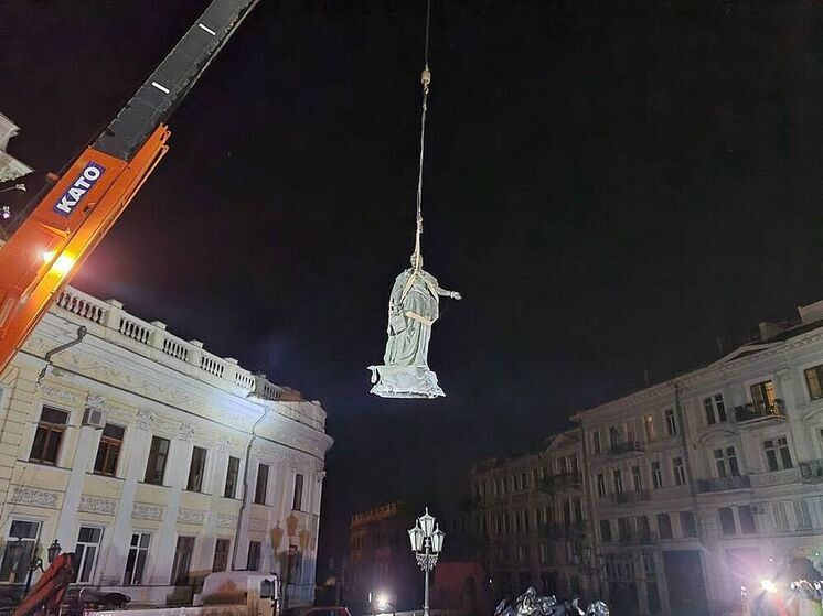 Постамент памятника Екатерине II в Одессе раскрасили в цвета флага России