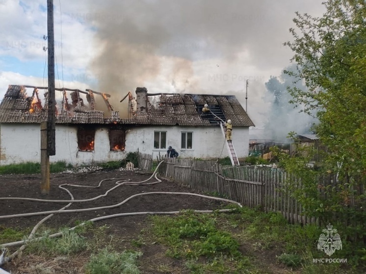 В Орловской области загорелся деревянный дом