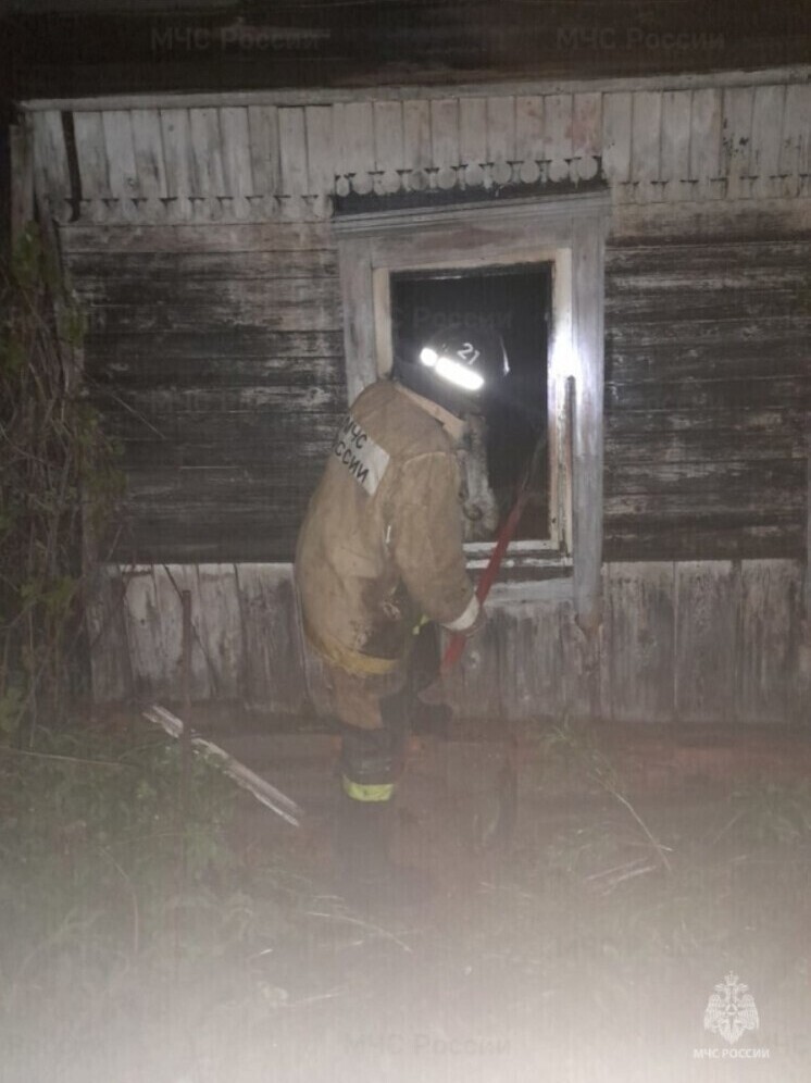 В Орловской области из-за пожара выгорел изнутри дачный дом