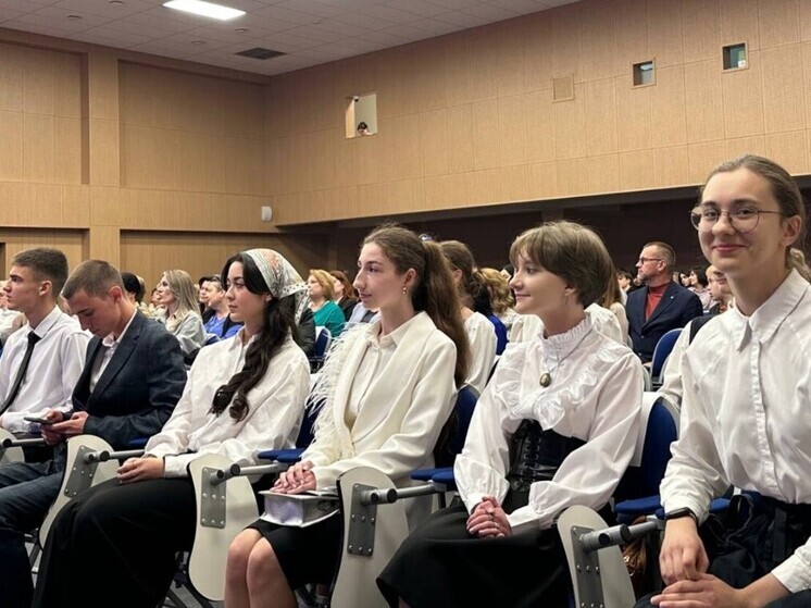 Школьников Кисловодска - победителей и призеров Всероссийских Олимпиад - наградили денежными сертификатами