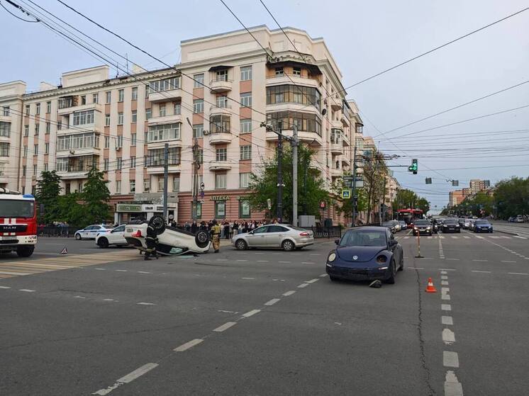 В центре Челябинска иномарка опрокинулась на крышу после ДТП