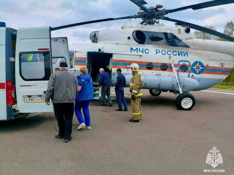 В ОКБ Твери на вертолете доставили мужчину с женщиной