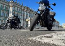 Официально байксезон в Петербурге откроют 17 мая. Конечно, байкеры выкатили своих «коней» на улицы города раньше: как только с магистралей сошел снег. На дороги выехали и юные райдеры (с правами категорий А1 и М): сегодня запрещено передавать водить СИМ человеку моложе 18 лет, но за руль легкого байка или мопеда можно садиться с 16 лет. Статистика ДТП заставила экспертов задуматься о том, что возрастную планку для выдачи прав на управление мототранспортом нужно поднять минимум до 18 лет.