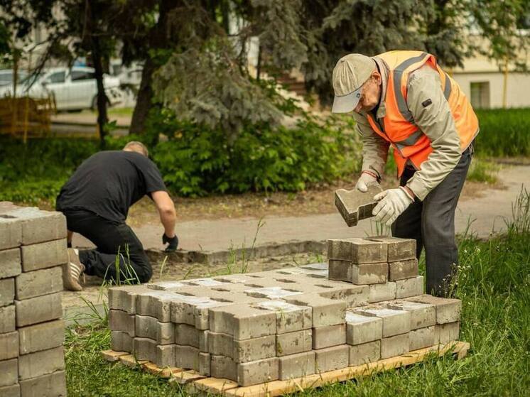 В Курске началось благоустройство территории у ТЦ «Куряночка»