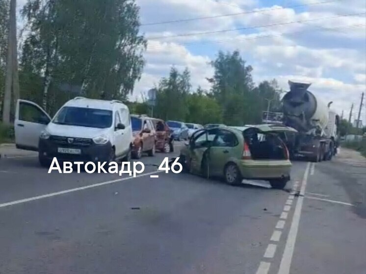 Один человек пострадал в ДТП с участием пяти машин на 50 лет Октября в Курске