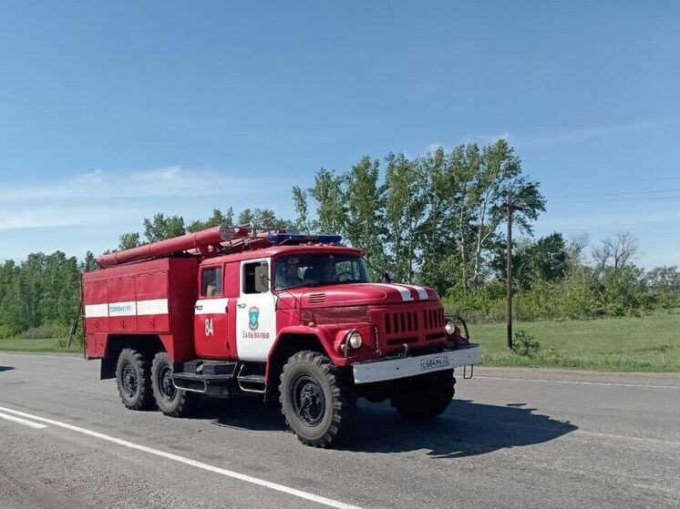 В алтайском селе во время пожара пострадали дом, гараж и автомобиль