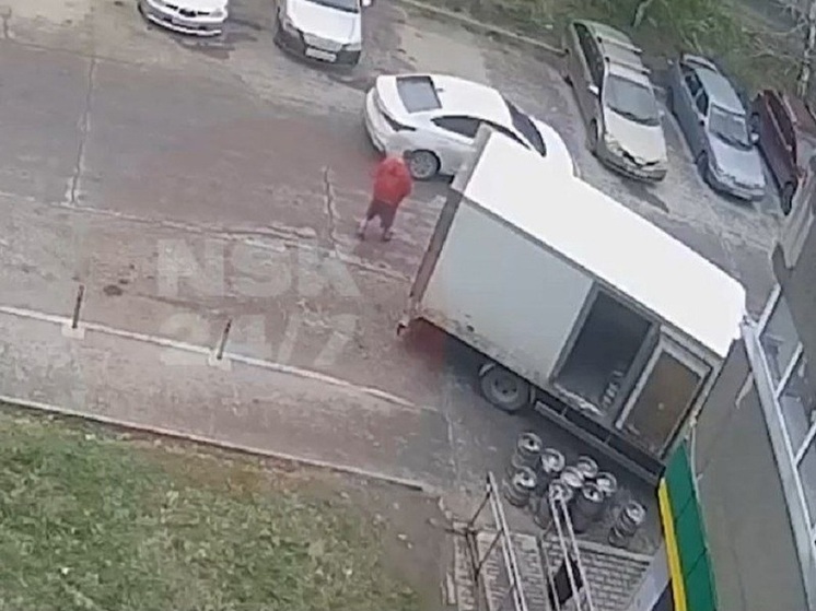 Мужчина украл кегу пива у магазина на улице Бердышева в Новосибирске