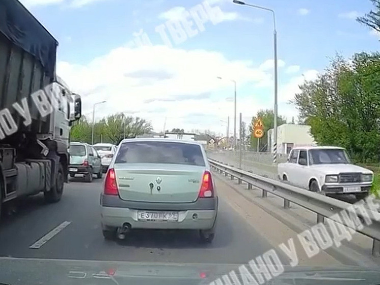 В Твери наглый водитель объехал пробку по тротуару