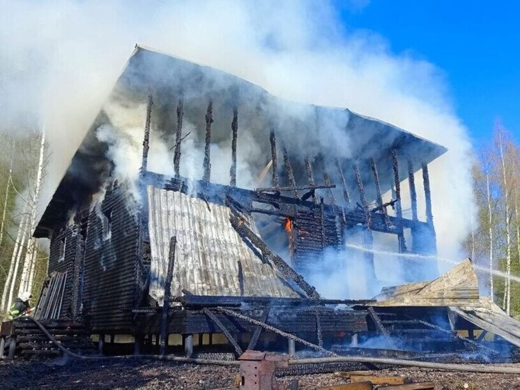 От пожара в жилом доме загорелся лес на юге Карелии