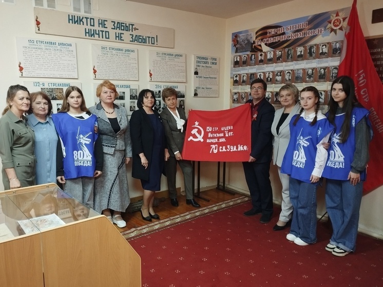В Троснянской школе прошёл мастер-класс по изготовлению дубликата "Знамени Победы"