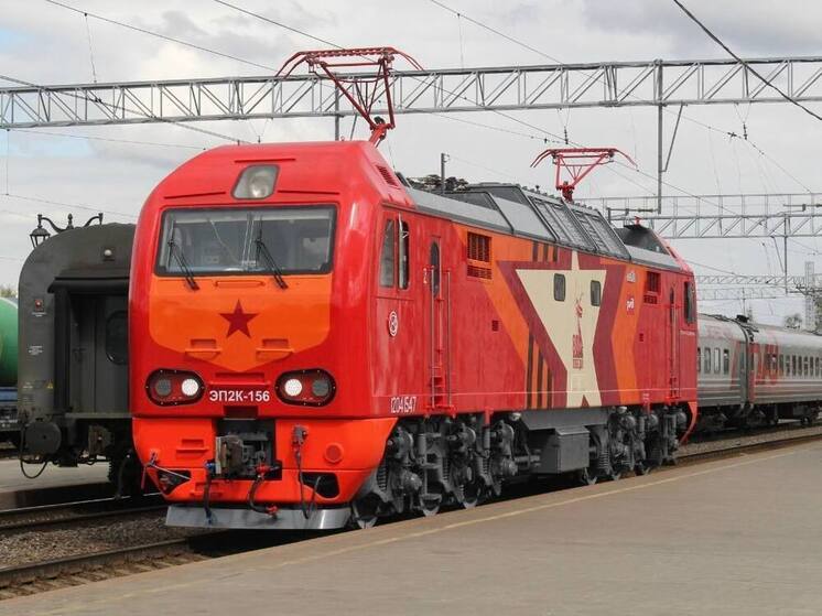Оформленный к 80-летию Победы электровоз отправился из Петербурга в Вологду